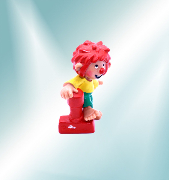 Pumuckl Kunststoff Figur, Motiv "steht auf einem Stempel" von Bullyland